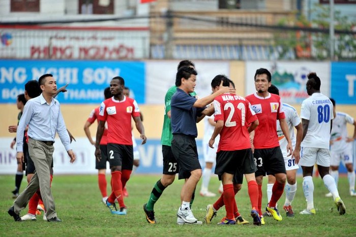 Ngay lập tức các cầu thủ V. Ninh Bình đã kịch liệt phản đối quyết định của trọng tài chính Kiều Việt Hùng. Trận đấu phải gián đoạn gần 5 phút đồng hồ vì những tranh cãi giữa đôi bên.